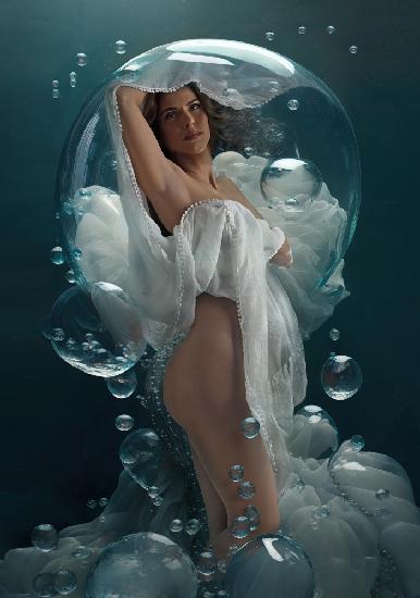 Schwangere Quelia unter Wasser
