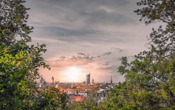 Blick über Leipzig mit Sonnenaufgang von Dennis Wetzel