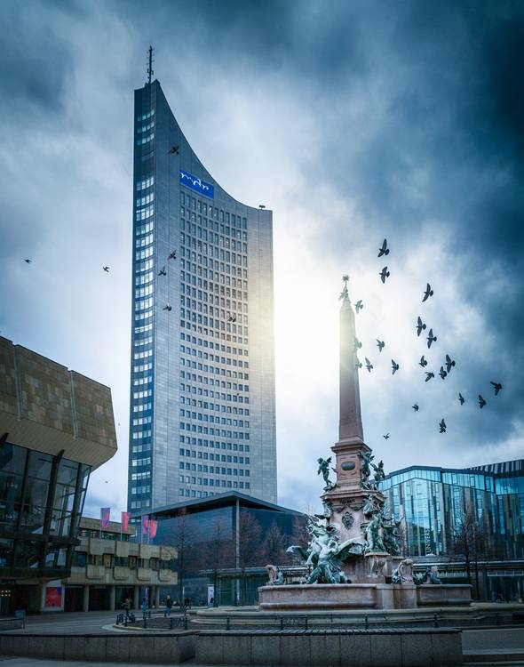 Panorama Tower City Hochhaus Leipzig im Sonnenschein und Wolken von Dennis Wetzel