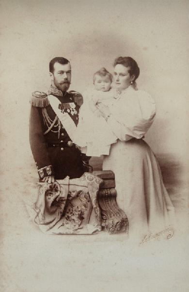 Porträt von Zar Nikolaus II. von Russland mit Alexandra Fjodorowna und Tochter Olga 1895