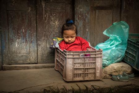Babysitten auf dem Markt in Bhaktapur,Nepal
