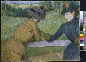 Zwei Frauen beim Gespräch an einem Zaun.