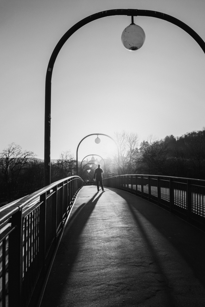 Mann im Gegenlicht auf einer Brücke von Eiji Yamamoto