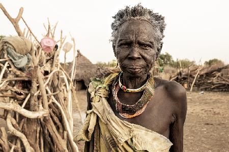 Ältere Frau in einem Toposa-Dorf