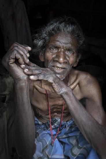 Ältester in einem Dorf am Stadtrand von Kalkutta,Indien