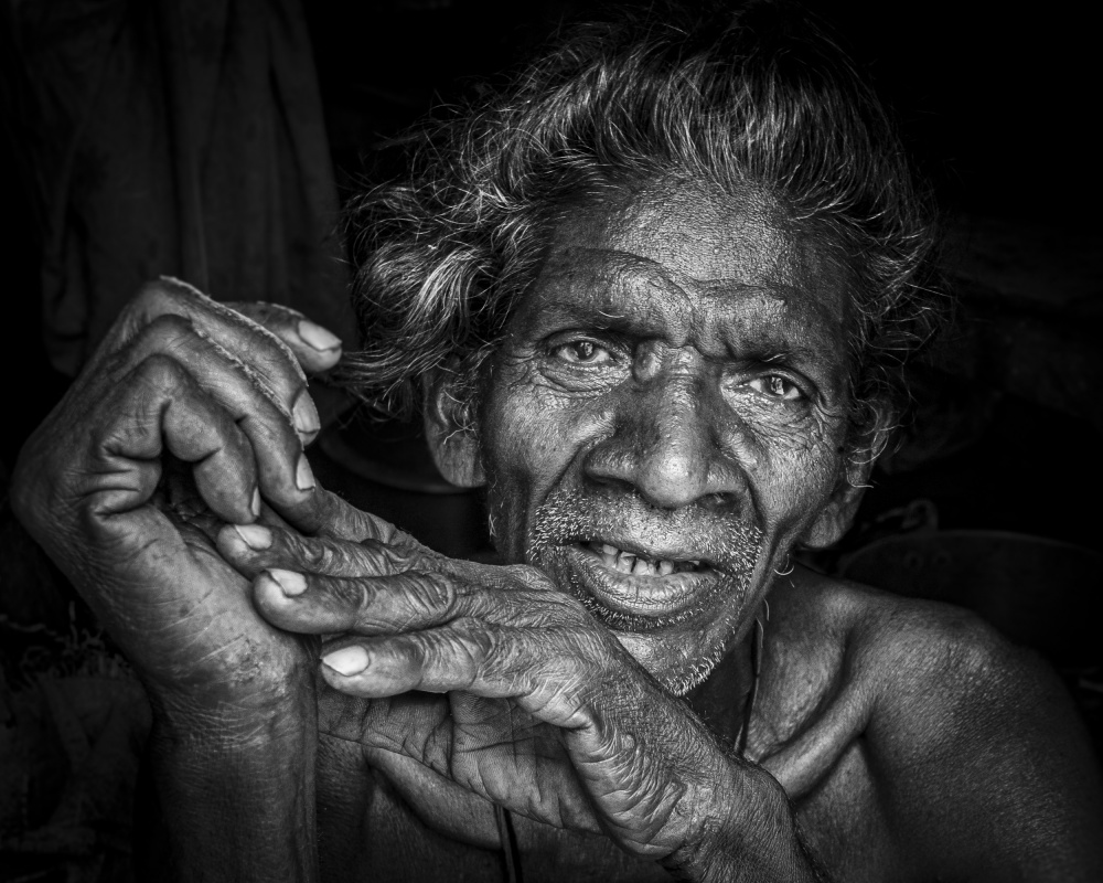 Ältester in einem kleinen Dorf am Stadtrand von Kalkutta von Elena Molina