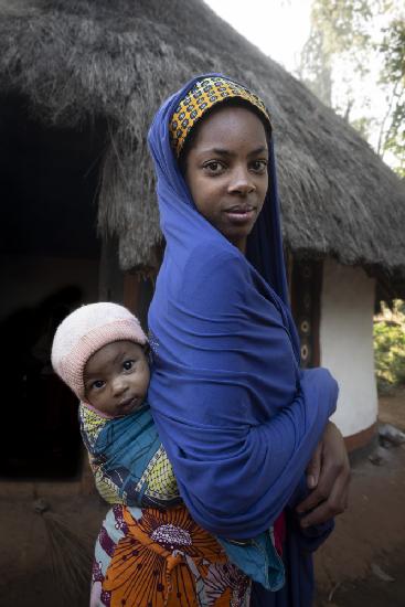 junge Mutter mit ihrem Kind im Idool-Palast,Kamerun