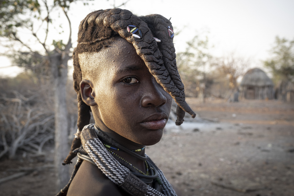 Stolz und Würde des Himba-Volkes von Elena Molina