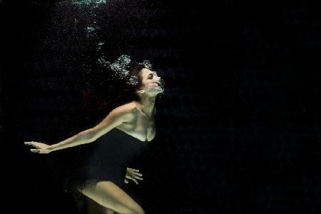 Künstlerische Porträtaufnahmen unter Wasser