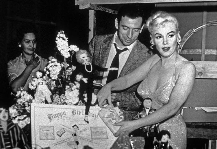 French Actor Yves Montand, American Actress Marilyn Monroe and a birthday cake. von English Celebrities Photographer
