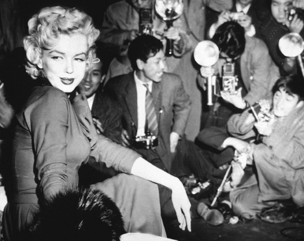 Marilyn Monroe surronded by photographers von English Celebrities Photographer