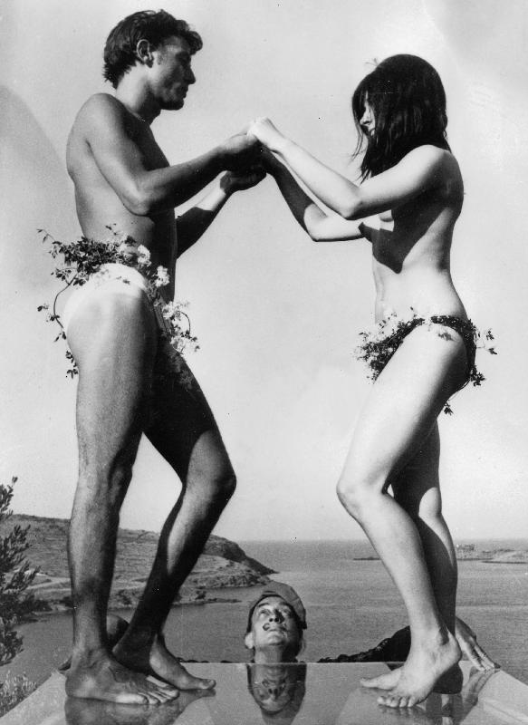 Salvador Dali looking at his models standing on thick glass plate posing for new painting of Sardana von English Celebrities Photographer