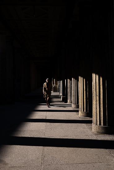 Säulen und Schatten