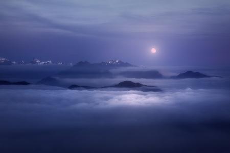 Mondaufgang über einem Nebelmeer