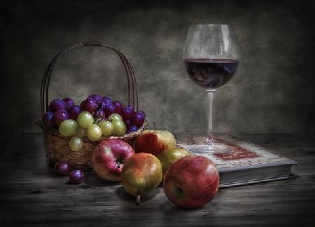 Wein, Obst und Lesen.