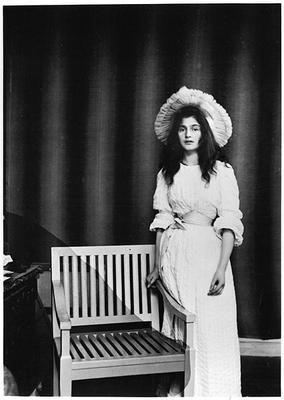 Portrait of Julie Manet aged 16 (1878-1966) 1894 (b/w photo) von French Photographer, (20th century)