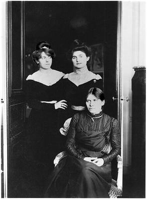 Portrait of three cousins, L-R: Jeannie Gobillard (1877-1970), Julie Manet (1878-1967), Paule Gobill von French Photographer, (20th century)