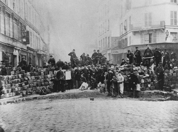 Barricade at the entrance of the Faubourg du Temple, Paris, during the Commune, 18 March 1871 von French School