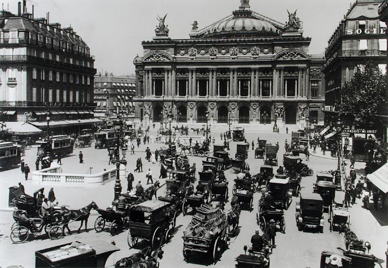 Traffic in front of the Paris Opera House, 1890-99 (b/w photo)  von French School