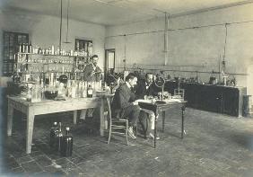 A corner of the chemistry laboratory, from 'Industrie des Parfums a Grasse', c.1900 (photo) 1624