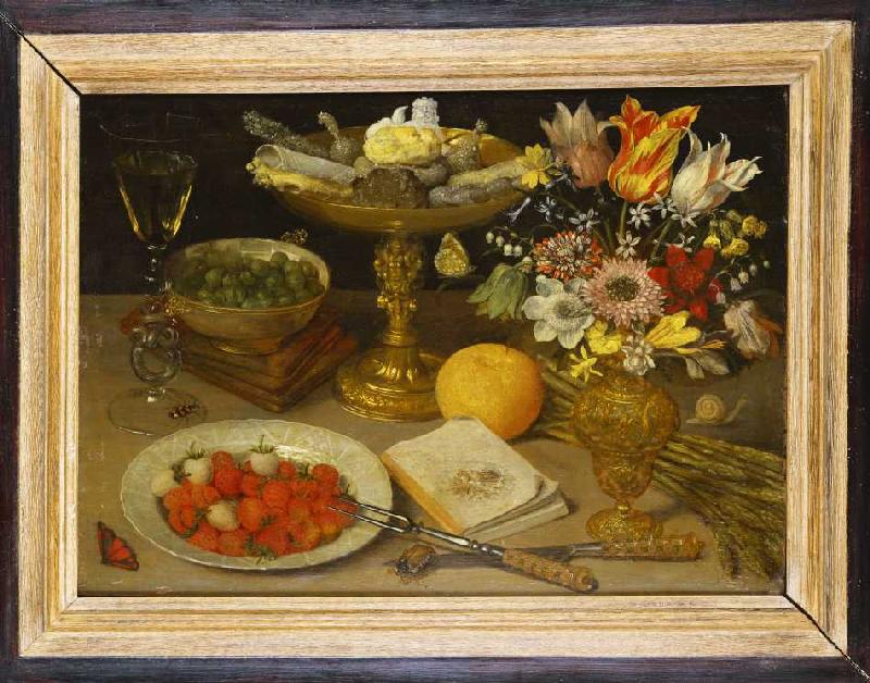 Stilleben mit Erdbeeren, einer Schale mit Zuckerwerk, einem Blumenstrauß und anderen Gegenständen. von Georg Flegel