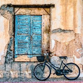 Altes Fenster und Fahrrad