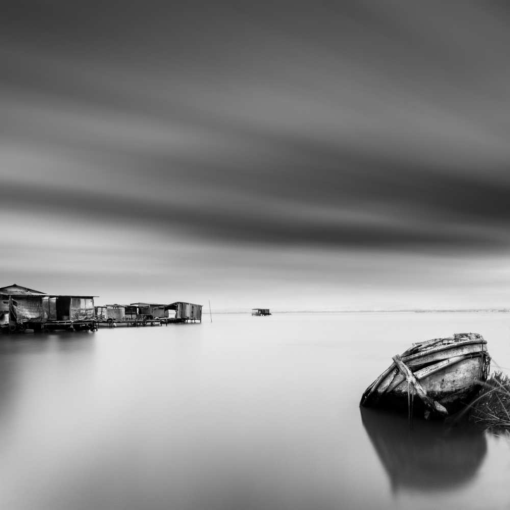 Fisherman's Boat and Huts von George Digalakis