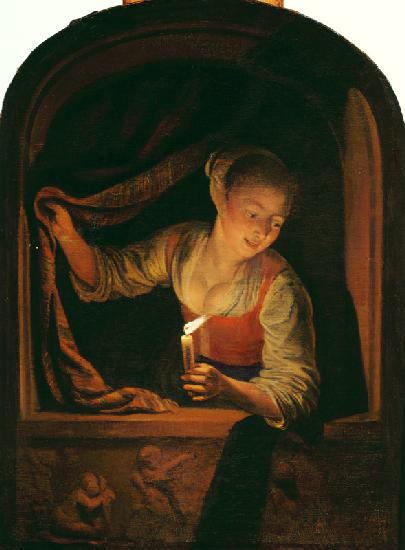 Frau mit einer brennenden Kerze am Fenster