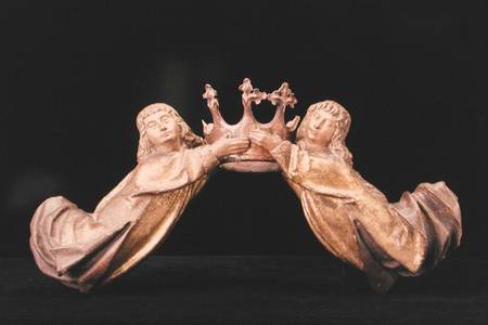 A pair of flying angels supporting a crown von German School