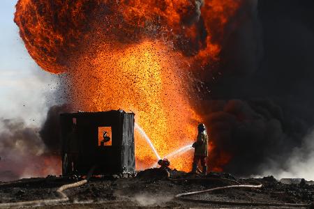 Vom Islamischen Staat angezündetes Ölfeuer