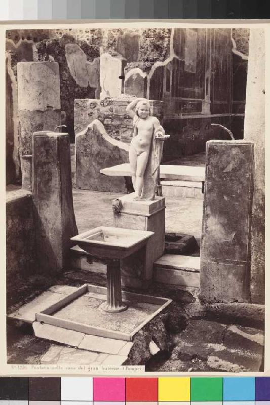 Pompeji: Brunnen mit Putto von Giorgio Sommer