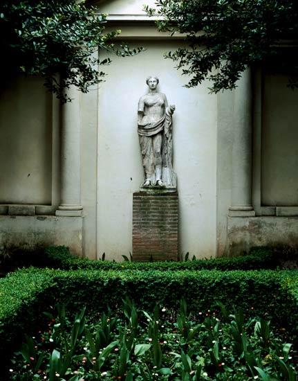 View of the garden, detail of a female antique statue, garden designed von Giorgio Vasari, GiacomoVignola and Bartolomeo Ammannati