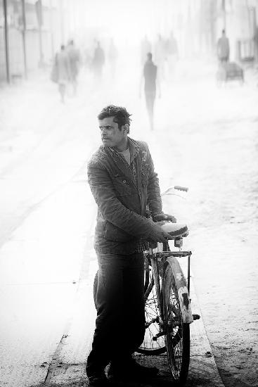 Ein Mann mit seinem Fahrrad am Morgen,Allahabad