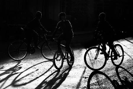 Jungs,Fahrräder,Schatten und Licht