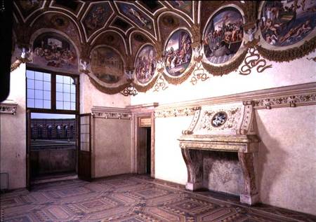 View of the Camera dei Venti, showing the stucco fireplace and frieze with zodiac roundels above von Giulio Romano