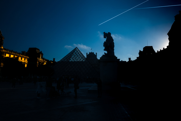 Shadows of the Louvre von Guilherme Pontes