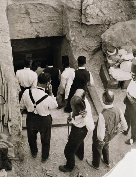 A party going down the steps to the Tomb of Tutankhamun, Valley of the Kings, 1923 (gelatin silver p von Harry Burton
