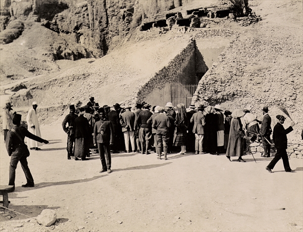 Crowd of interested spectators waiting outside the Tomb of Tutankhamun, Valley of the Kings (gelatin von Harry Burton