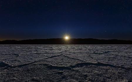 Monduntergang im Death Valley