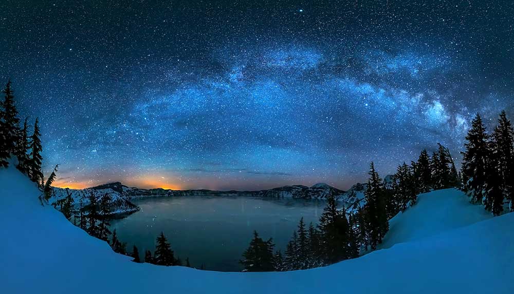 Sternennacht über dem Crater Lake von Hua Zhu