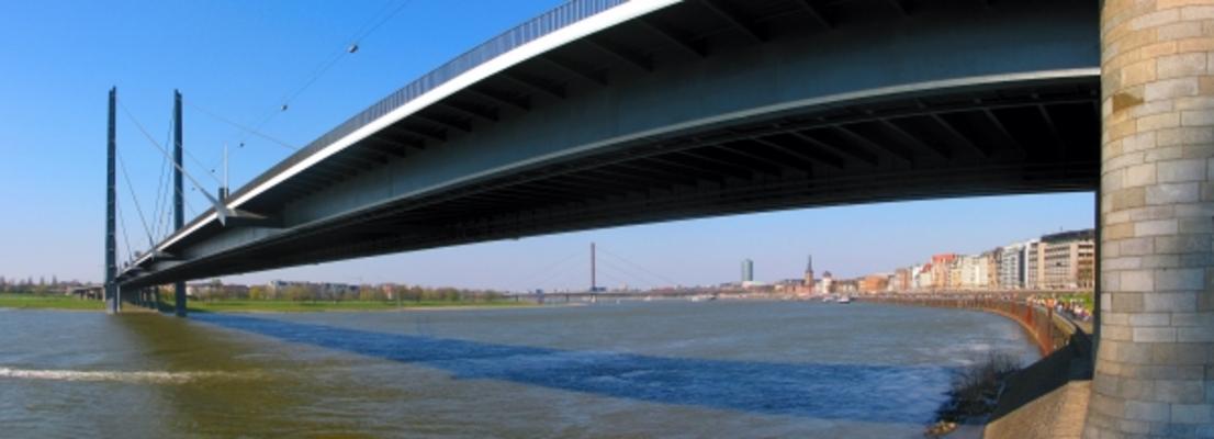 Rheinkniebrücke und Altstadtpanorama von Hubert Schunk