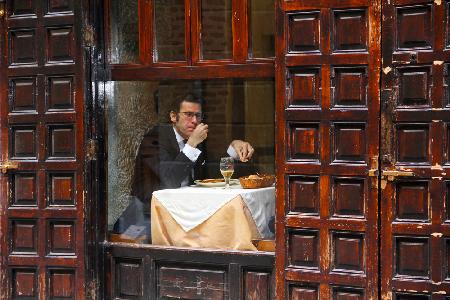 Lonely-Man-Dinner im Madrider Quartier Latin