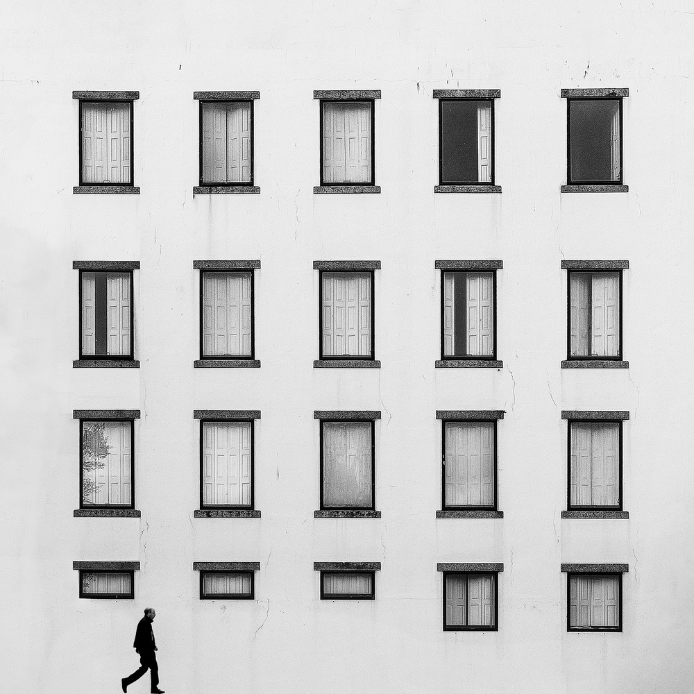 Fenster und gehender Mann von Inge Schuster