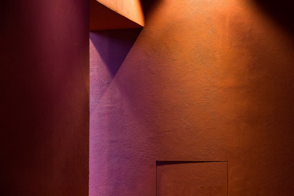 Licht an einer Wand von Inge Schuster