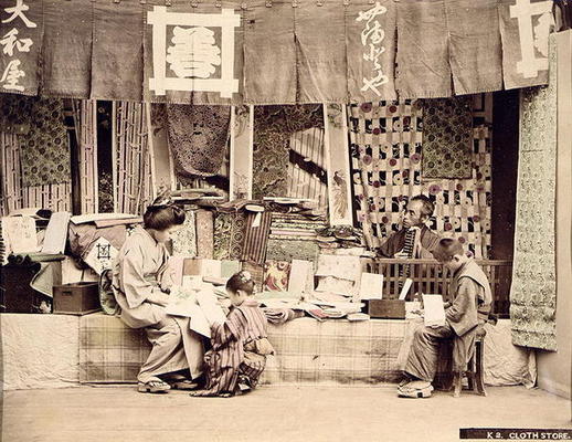 A Japanese cloth store, c.1890 (hand coloured photo) von Japanese Photographer, (19th century)