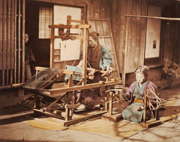 Japanese women weaving, c.1890 (hand-coloured photo) von Japanese Photographer, (19th century)