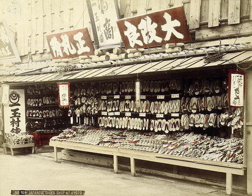 Shoe shop in Kyoto, c.1890 (hand-coloured photo) von Japanese Photographer, (19th century)