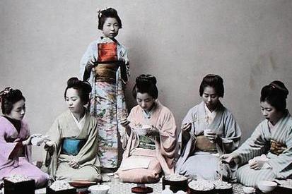 Young Japanese Girls Eating Noodles, c.1900 (hand coloured photo) von Japanese School, (20th century)