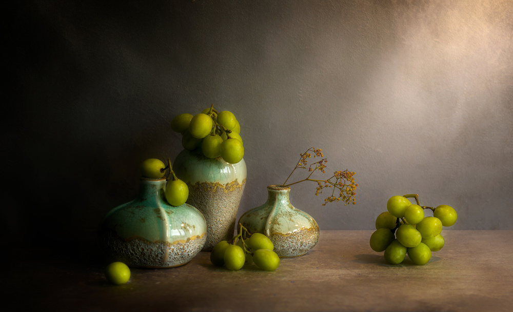 Traube mit grüner Vase von Jie Fischer