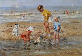 Kinder spielen am Meer